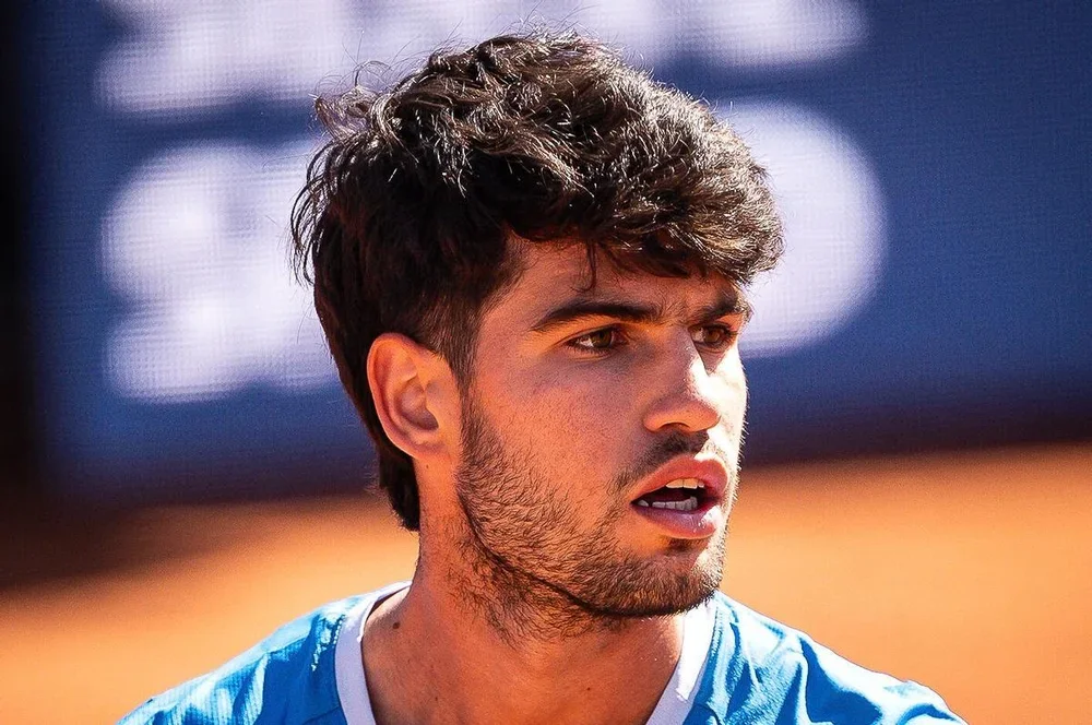 14 April 2026, Spain, Barcelona: Spanish tennis player Carlos Alcaraz in action against Finland's Otto Virtanen during their men's singles round of 32 match of the Barcelona Open tennis tournament at Real Club de Tennis Barcelona. Photo: Matthieu Mirville/ZUMA Press Wire/dpa Matthieu Mirville/ZUMA Press Wir / DPA 14/04/2026 ONLY FOR USE IN SPAIN