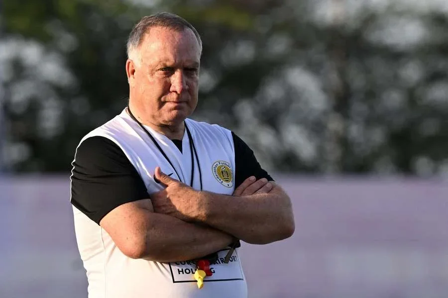 Dick Advocaat dirige a Curazao durante una sesión de entrenamiento en junio de 2024