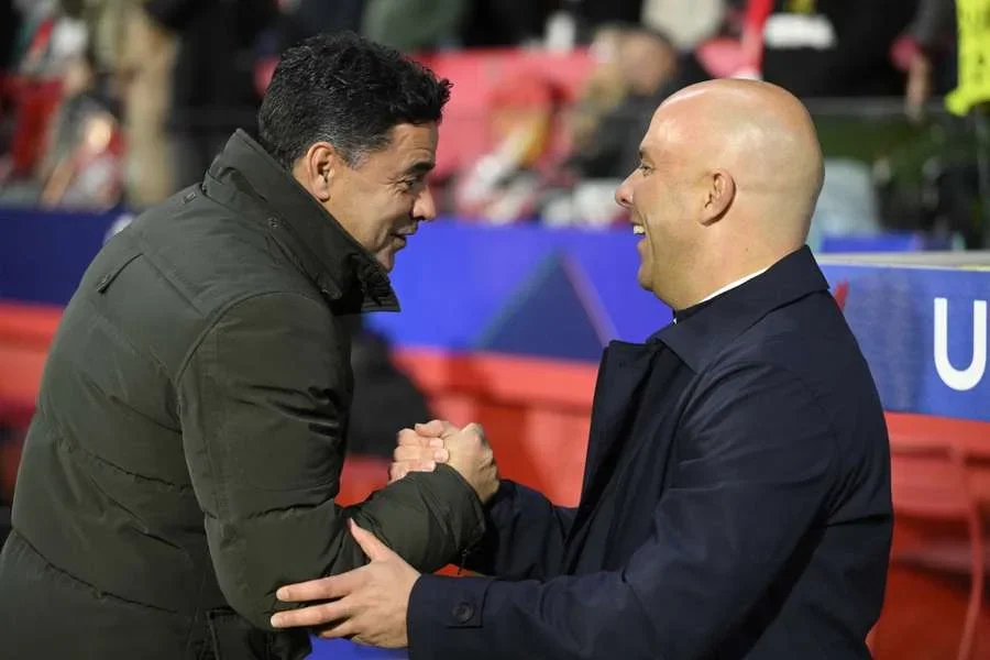 Míchel, entrenador del Girona (izquierda), saluda a Arne Slot, del Liverpool, antes de su enfrentamiento en la Champions League en diciembre de 2024